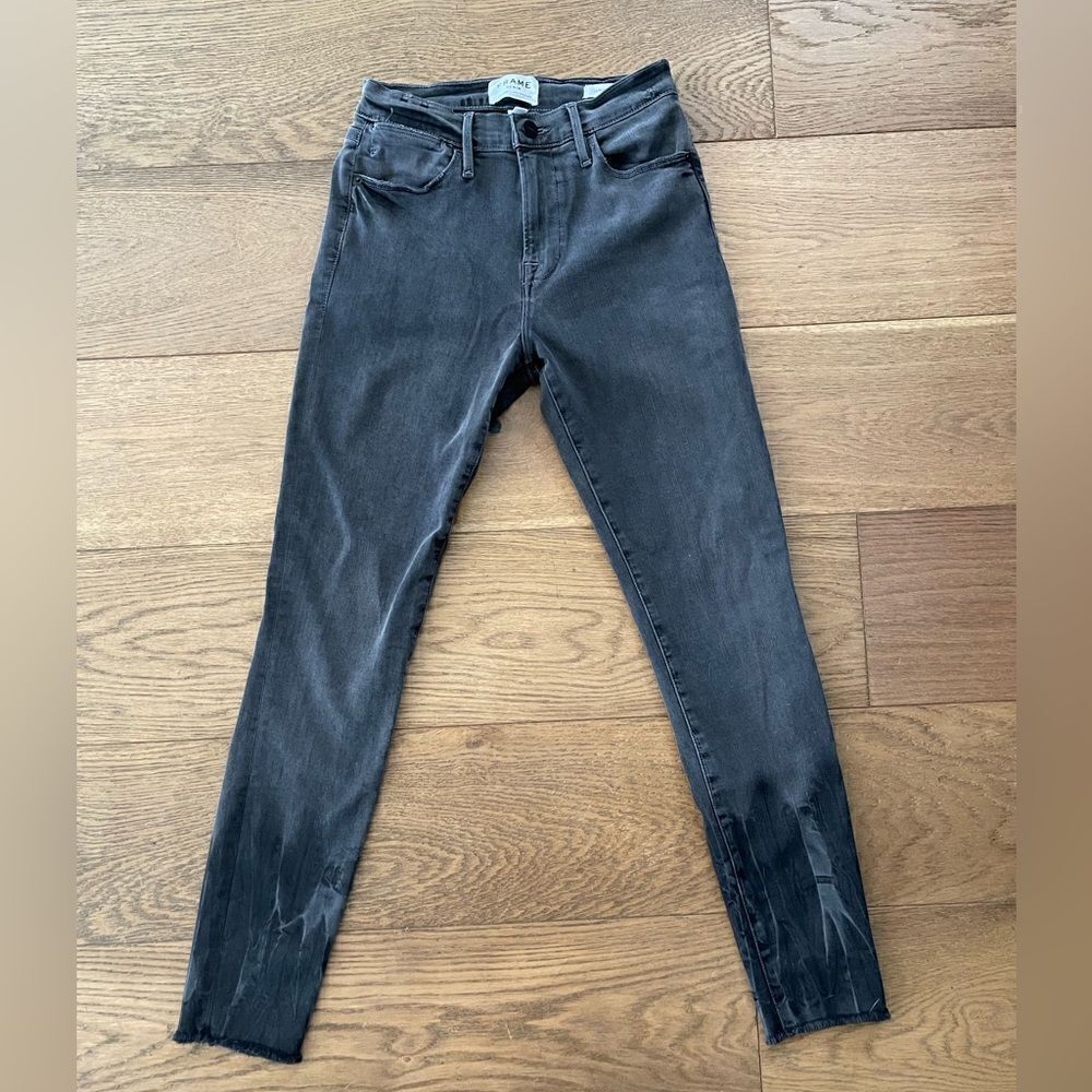 Frame Le High Skinny in Grey Whisker